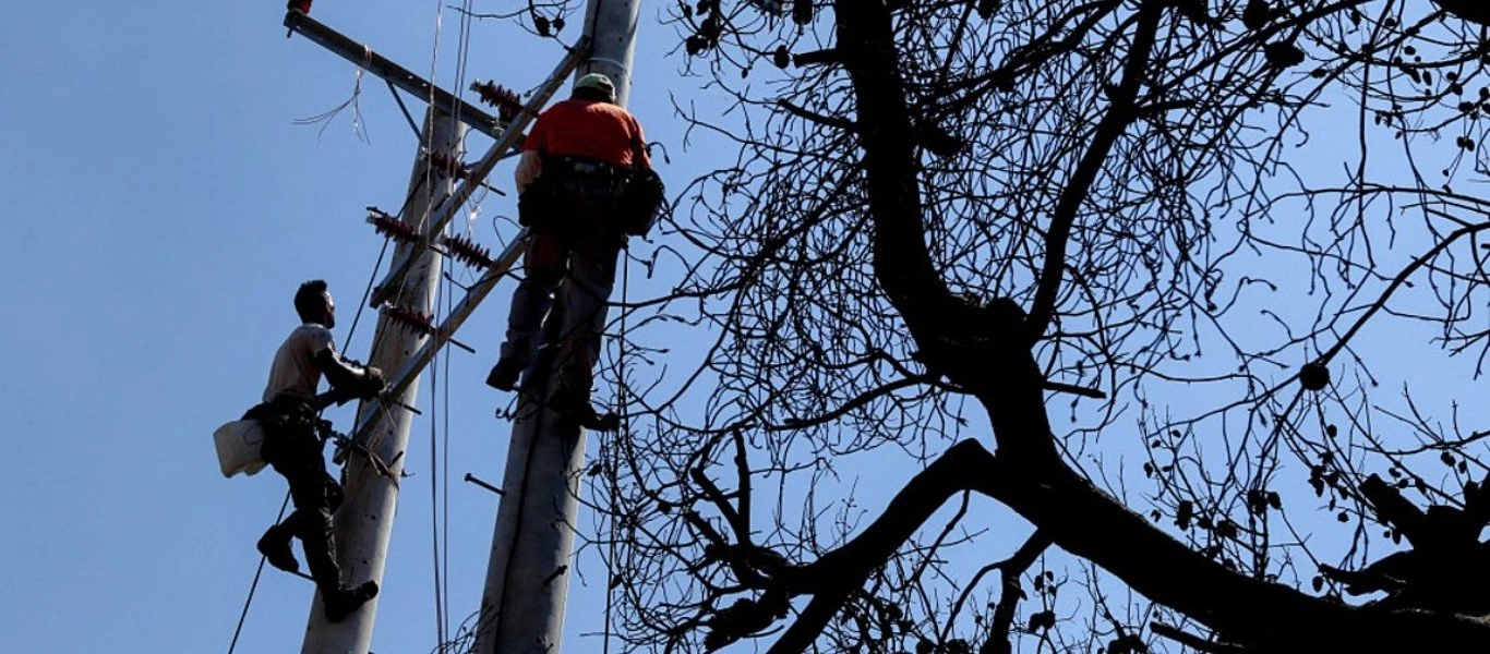 Χωρίς ρεύμα περιοχές στη Νότια Εύβοια λόγω της φωτιάς στην Πλατάνα